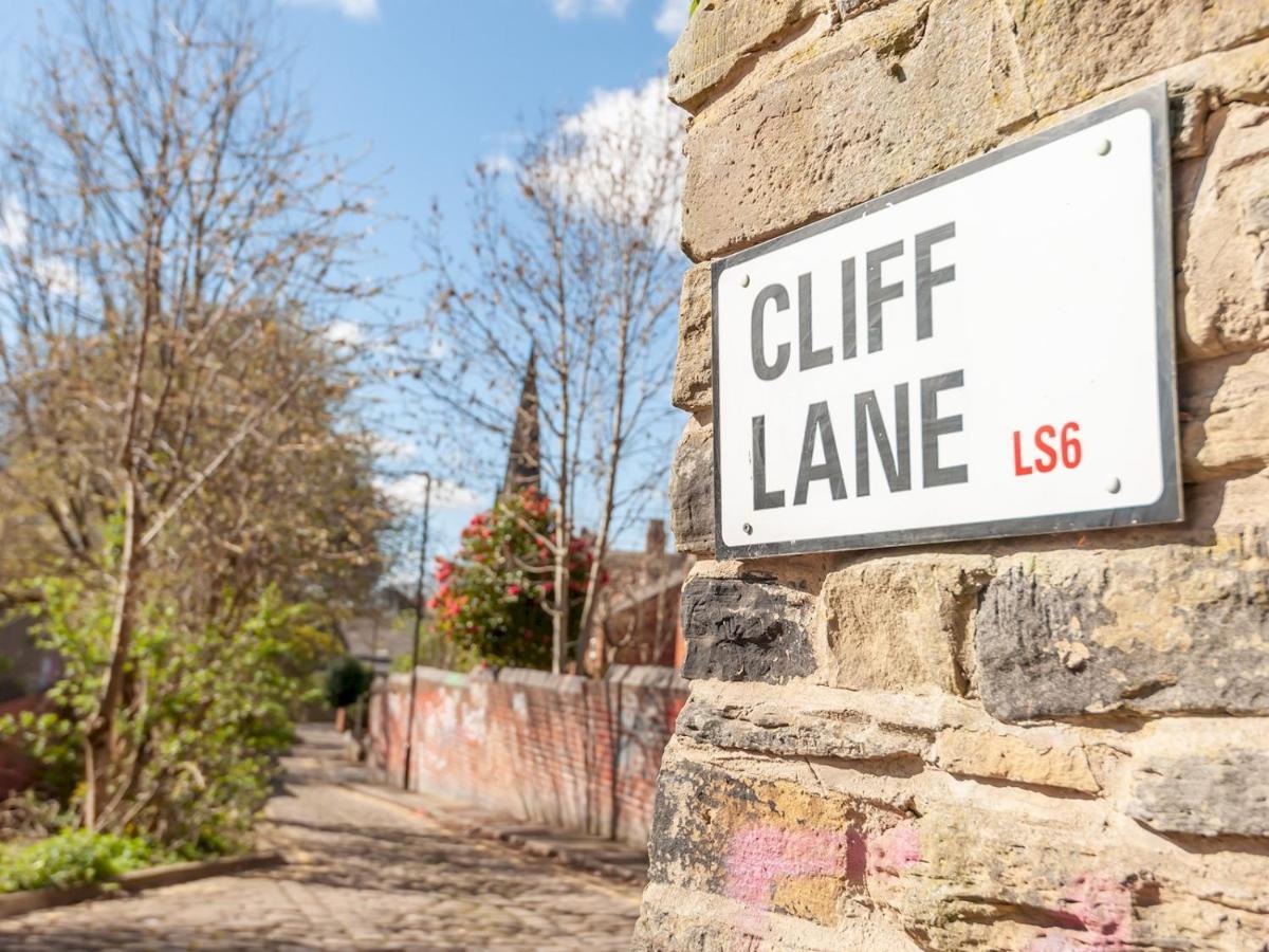 Pass The Keys Wonky Cottage With Amazing Garden Leeds  Exterior foto